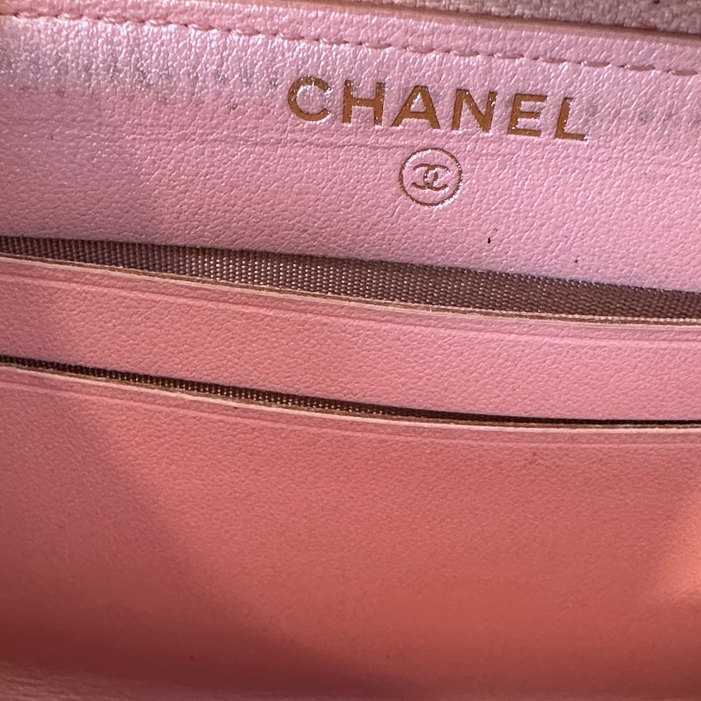 CHANEL Metallic Pink Quilted Card Holder - Picture 5 of 8